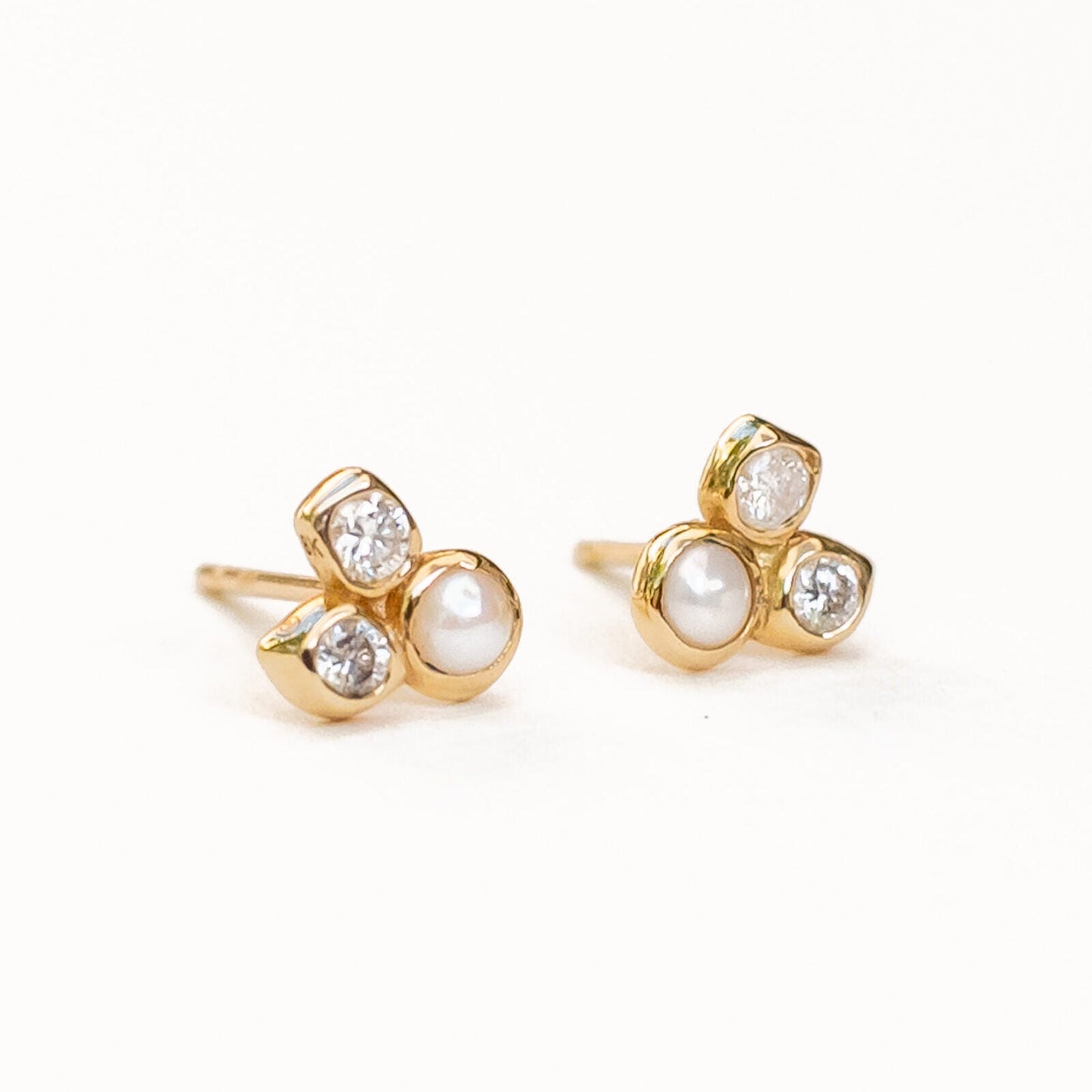 Close-up of natural diamond and pearl combination showing contrast in harmonia studs